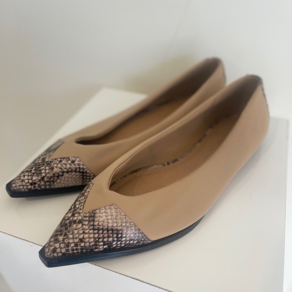 ASOS DESIGN Wide Fit Legend pointed toe cap ballet flats in beige snake - Picture 8 of 13